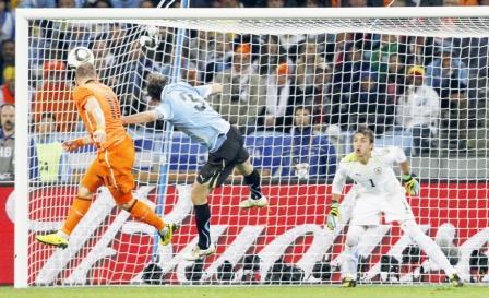 احد اهداف هولندا في مرمى أوروجواي أمس